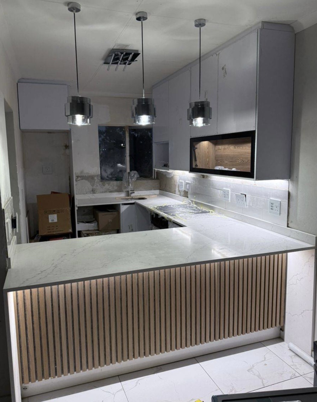 Two-tone kitchen with slats