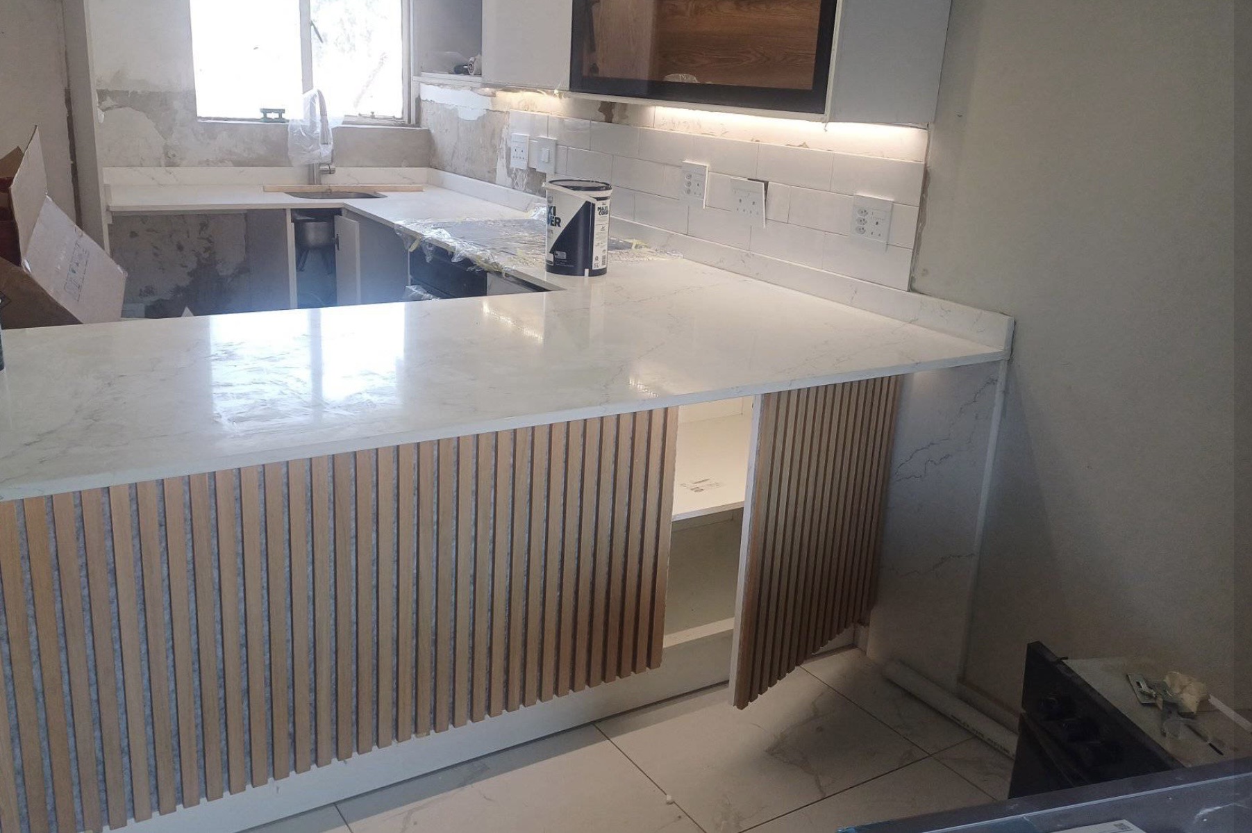 Quartz counter with slat detail