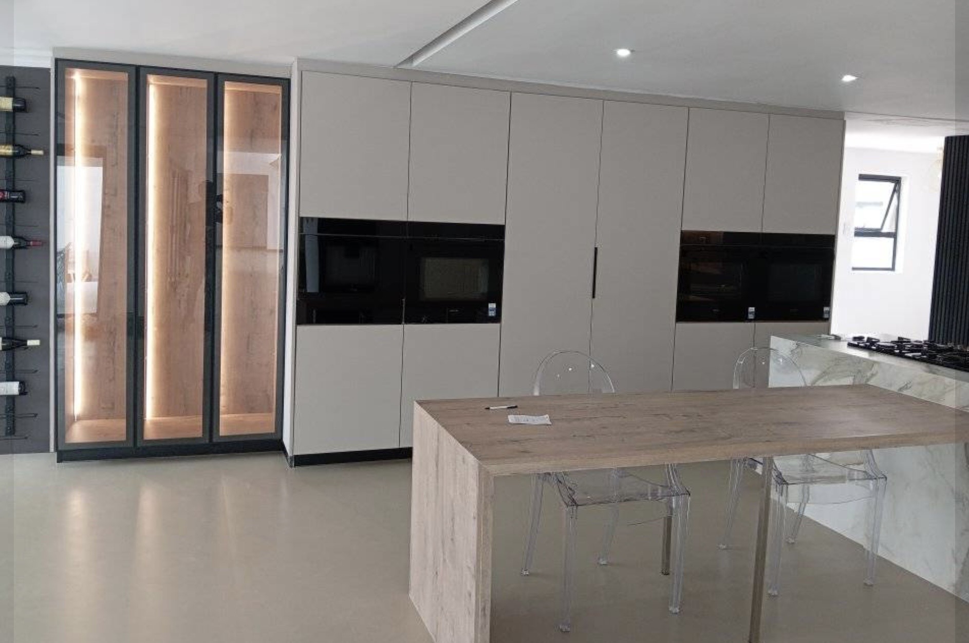 Modern built-in kitchen by Sisonke